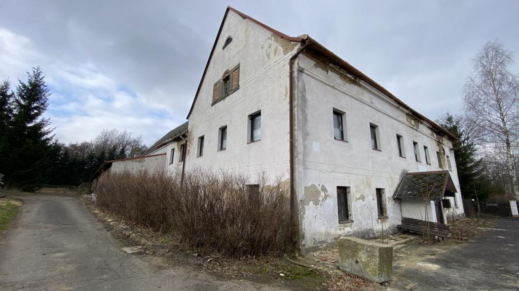 Samostatný dvoupodlažní objekt půdorysně ve tvaru