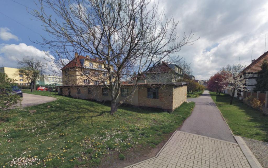 spoluvlastnický podíl 38/128 na pozemcích v obci