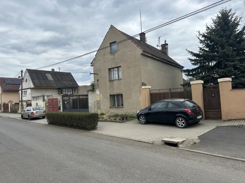spoluvlastnický podíl 1/3 pozemku st.p.č. 86 +