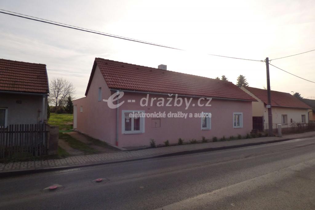 nstupu do novho zamstnn ve Velvarech ale onemocnl tuberkulzou, nakazit se veejnosti pro seznmen se s ivotem za doby 1. repub- liky, baroknmi zpravodaj - Msto Velvary